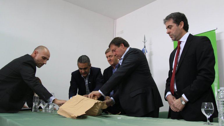 El gobernador Alberto Weretilneck se encargó de la apertura de sobres.