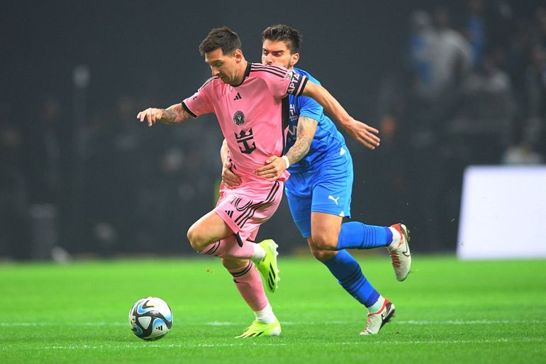 Lionel Messi intenta escapar a la marca en el amistoso de este lunes en Arabia.&nbsp;