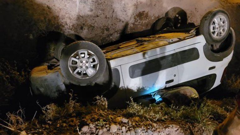 Cipolletti: cayó al canal con su auto y lo tuvieron que rescatar
