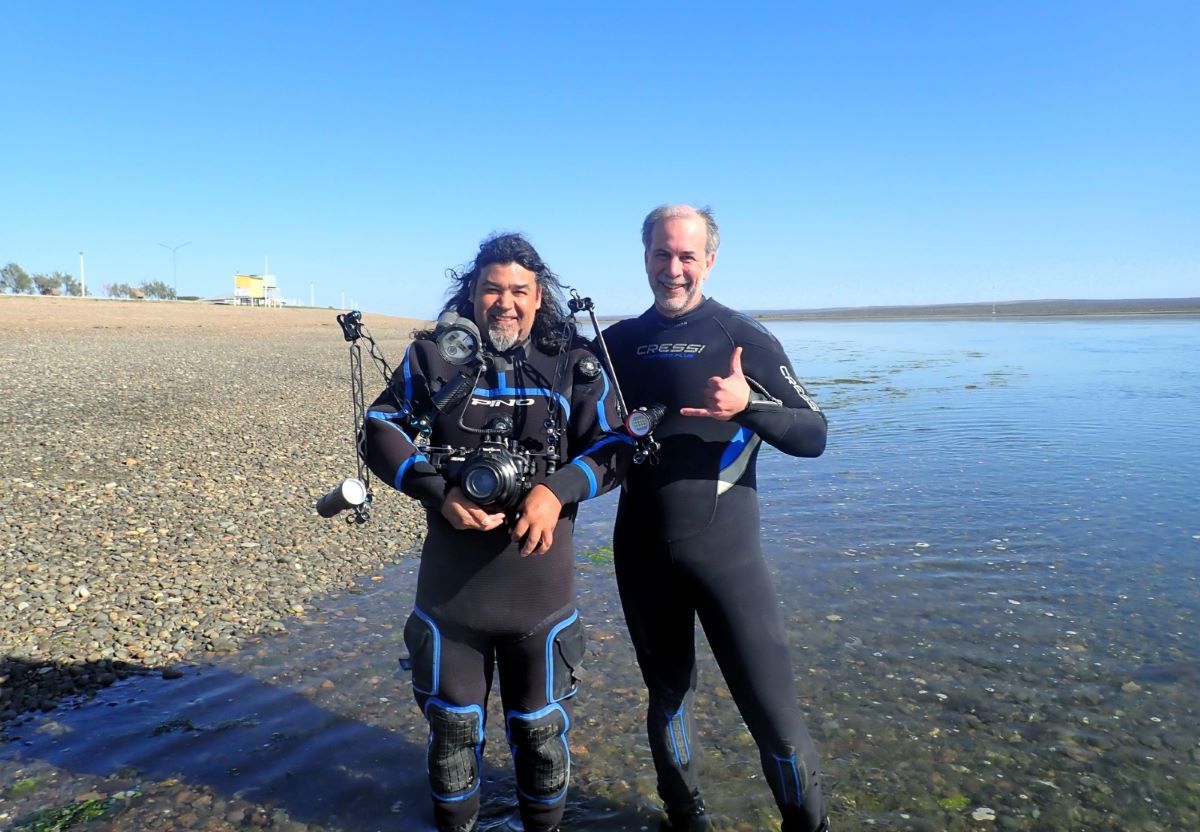 Diego Luzzatto junto a Gerardo Tata Aguayo, el buzo y fotógrafo submarino.&nbsp;
