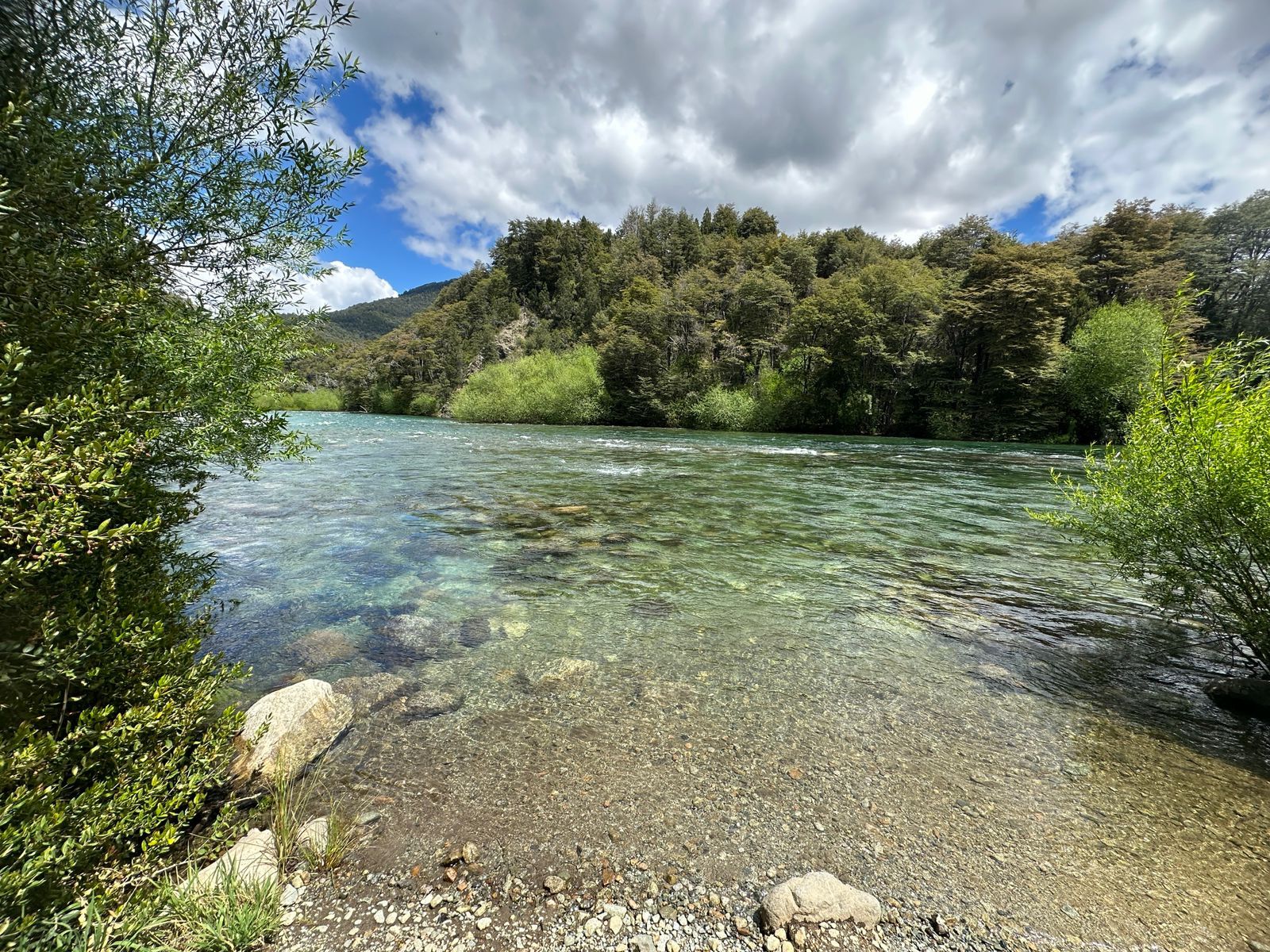 La Fiscalía formuló cargos a dos hombres por el delito de homicidio culposo tras la trágica muerte de Mónica Trejo, ocurrida el 19 de noviembre de 2024 durante una excursión de rafting en el río Manso.