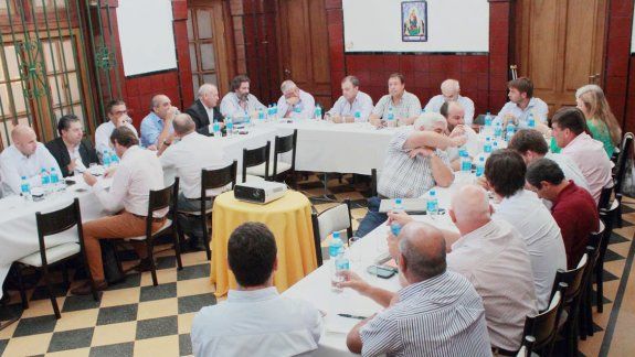 La reunión de gabinete se llevó a cabo en la residencia de los gobernadores.