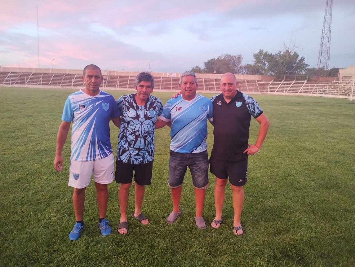 Marcelo Bastías junto a los dirigentes, sus amigos, del Club San Martín.&nbsp;