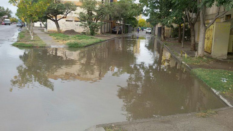 La lluvia dejó calles anegadas en algunos barrios