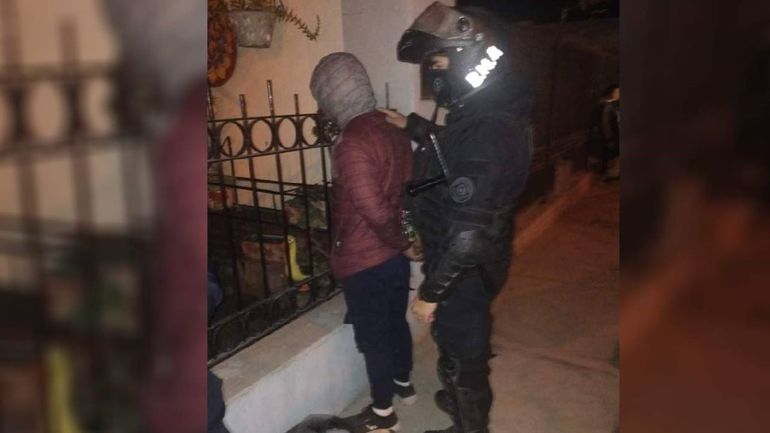 Al motociclista detenido en Cipolletti le encontraron un arma. La mujer que lo acompaña en otro rodado llevaba 44 envoltorios de cocaína.&nbsp;