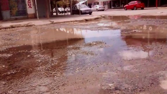 Denuncian que un caño de agua roto inunda las calles