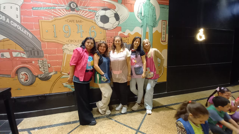 Las docentes (Ana, Susana, Gabriela, Stella y Rosana) acompañaron a los chicos y se sacaron una foto de recuerdo.