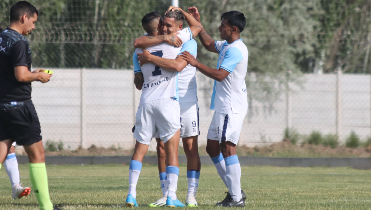 La Amistad se impuso con los goles de Narvay (foto) y Guajardo. Fotos: Anahí Cárdena&nbsp;