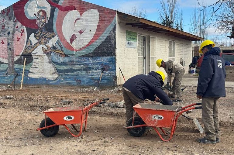 Se emplaza junto al Centro Comunitario con el objetivo de fortalecer la integración social.