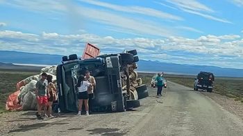 Volcó un camión en la Ruta 25 de Chubut. Volcó un camión en la Ruta 25 de Chubut.