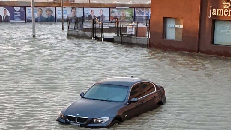 Marejada: el agua avanzó sobre la ciudad en Comodoro Rivadavia