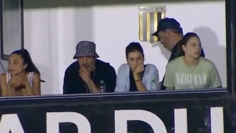 El Pocho Lavezzi, en un palco de la cancha de Almirante Brown viendo a su hermano, que juega en Tristán Suárez. FOTO: Captura TV / DSports