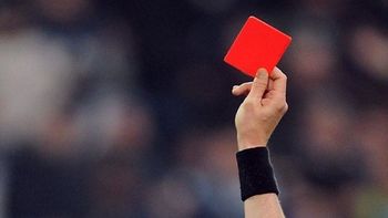 Un árbitro de un certamen amateur denunció una salvaje agresión por parte de varios jugadores. Uno fue individualizado y acordó un primer resarcimiento. Pero hay otros acusados aún no ubicados. Un árbitro de un certamen amateur denunció una salvaje agresión por parte de varios jugadores. Uno fue individualizado y acordó un primer resarcimiento. Pero hay otros acusados aún no ubicados.