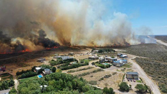 El fuego obligó a evacuar viviendas