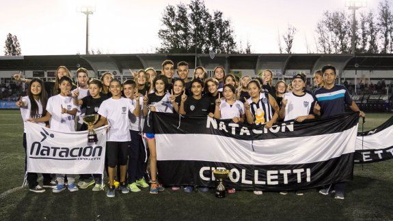 Con la copa de la primera fecha del Provincial, el festejo de los chicos.