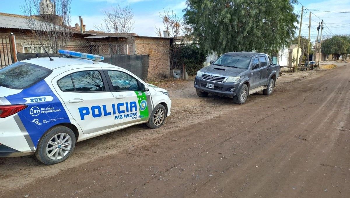 La camioneta Toyota apareció abandonada en la zona norte de Roca. Vecinos de Oro afirman que es la que les robaron el mes pasado junto a un Etios.&nbsp;