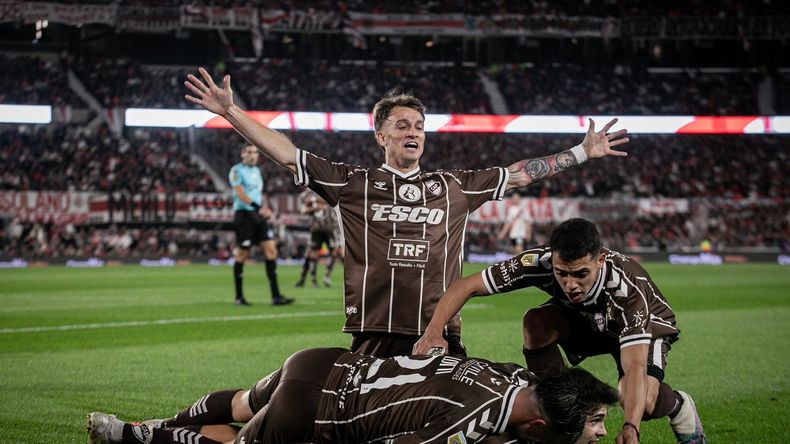 Pese a la ayuda de Falcón Pérez, River quedó eliminado ante Platense por penales