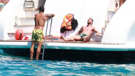 Las primeras imágenes de las vacaciones de Messi en Ibiza