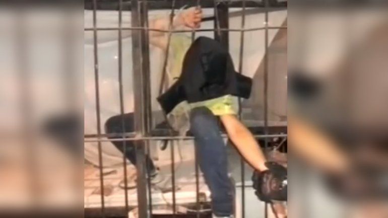 Entró a robar, pero en la huida quedó atrapado entre las rejas 