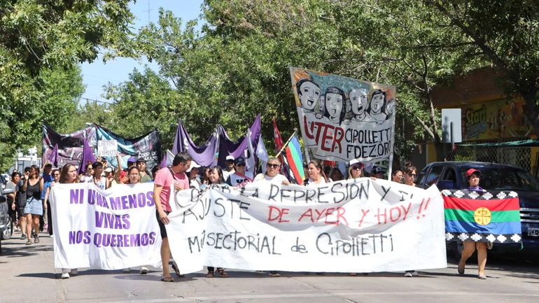 Durante el año, la Multisectorial ha impulsado paros y movilizaciones. Ahora, este martes, con motivo de este 9 de Julio, llevará adelante un acto en la plaza San Martín. Durante el año, la Multisectorial ha impulsado paros y movilizaciones. Ahora, este martes, con motivo de este 9 de Julio, llevará adelante un acto en la plaza San Martín.