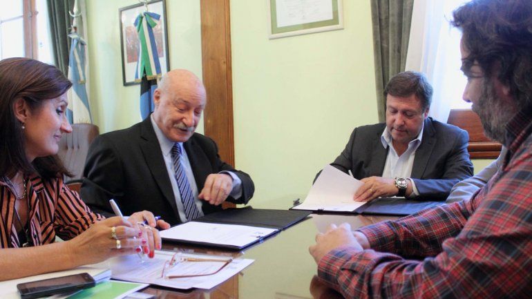 La firma del convenio tuvo lugar en el despacho del gobernador Weretilneck.