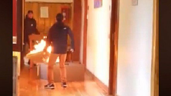 Lo echaron y quiso prender fuego la municipalidad 