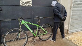 El hombre que robó la bicicleta de una cafetería del centro de Cipolletti fue atrapado por biciplicías que hacían recorridos de prevención. El hombre que robó la bicicleta de una cafetería del centro de Cipolletti fue atrapado por biciplicías que hacían recorridos de prevención.