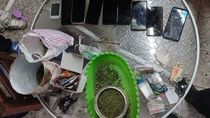 Picadura de marihuana, dinero y un teléfono secuestró la policía de Roca en cuatro allanamientos efectuados por una investigación por un asalto a manor armada. Picadura de marihuana, dinero y un teléfono secuestró la policía de Roca en cuatro allanamientos efectuados por una investigación por un asalto a manor armada.