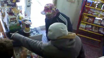 inseguridad en allen: asaltaron un kiosco y quedaron registrados en las camaras