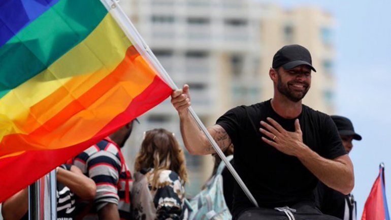 Ricky Martin encabeza enormes protestas contra la homofobia en Puerto Rico