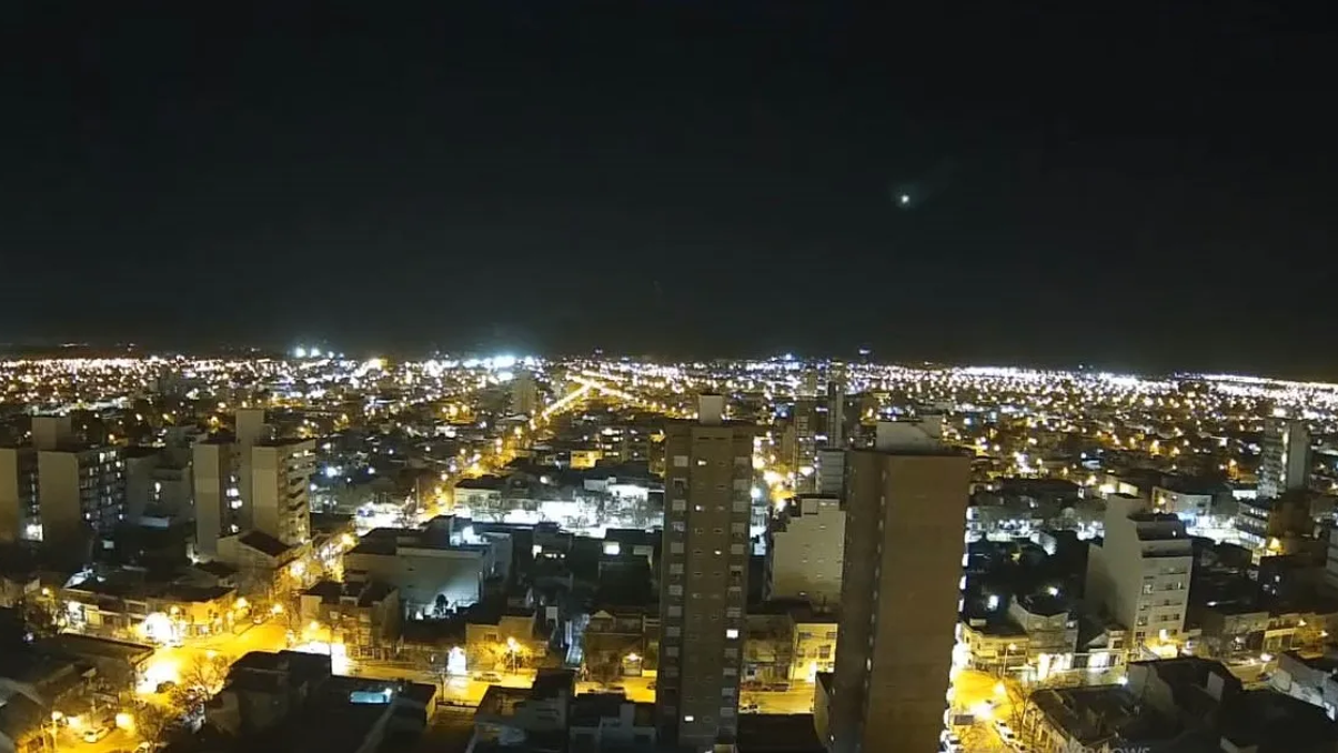 El bólido atravesó el cielo del Alto Valle. Justo lo vio Denis Martínez, el divulgador astronómico cipoleño que se mudó a Las Grutas.&nbsp;