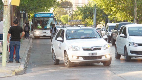 El chofer no quiso llevarlo y, enojado por la reacción de la víctima, lo obligó a bajar del auto junto con sus amigos.