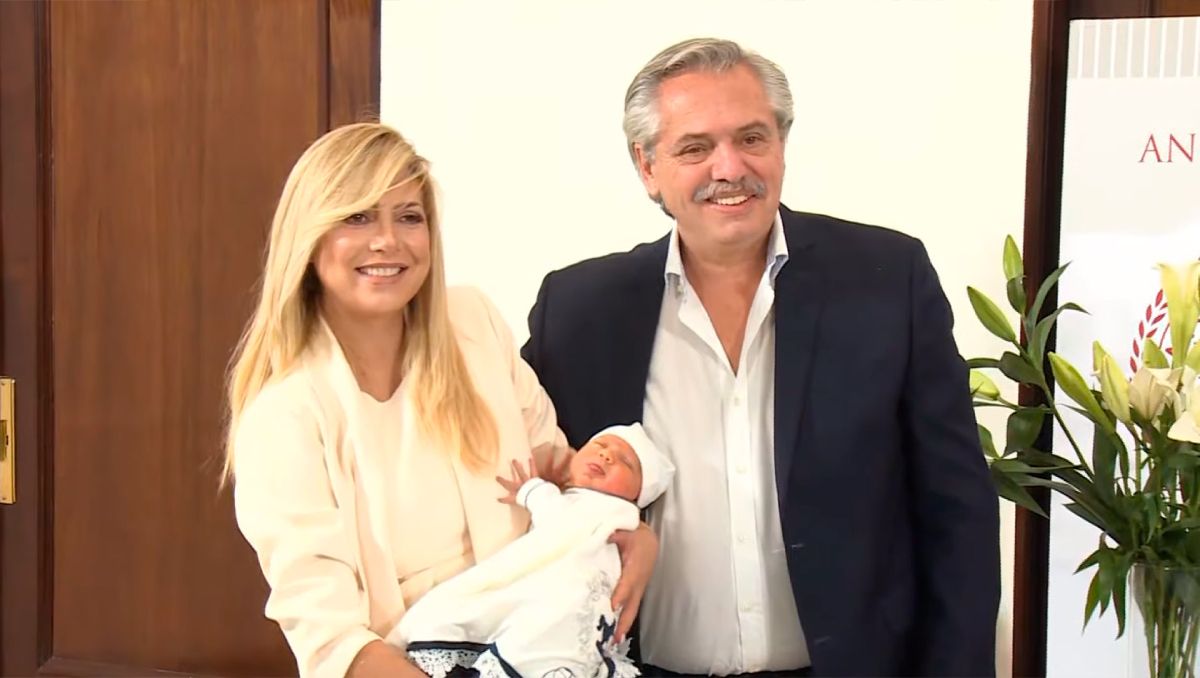 Alberto Fernández y Fabiola Yañez junto a su hijo Francisco.
