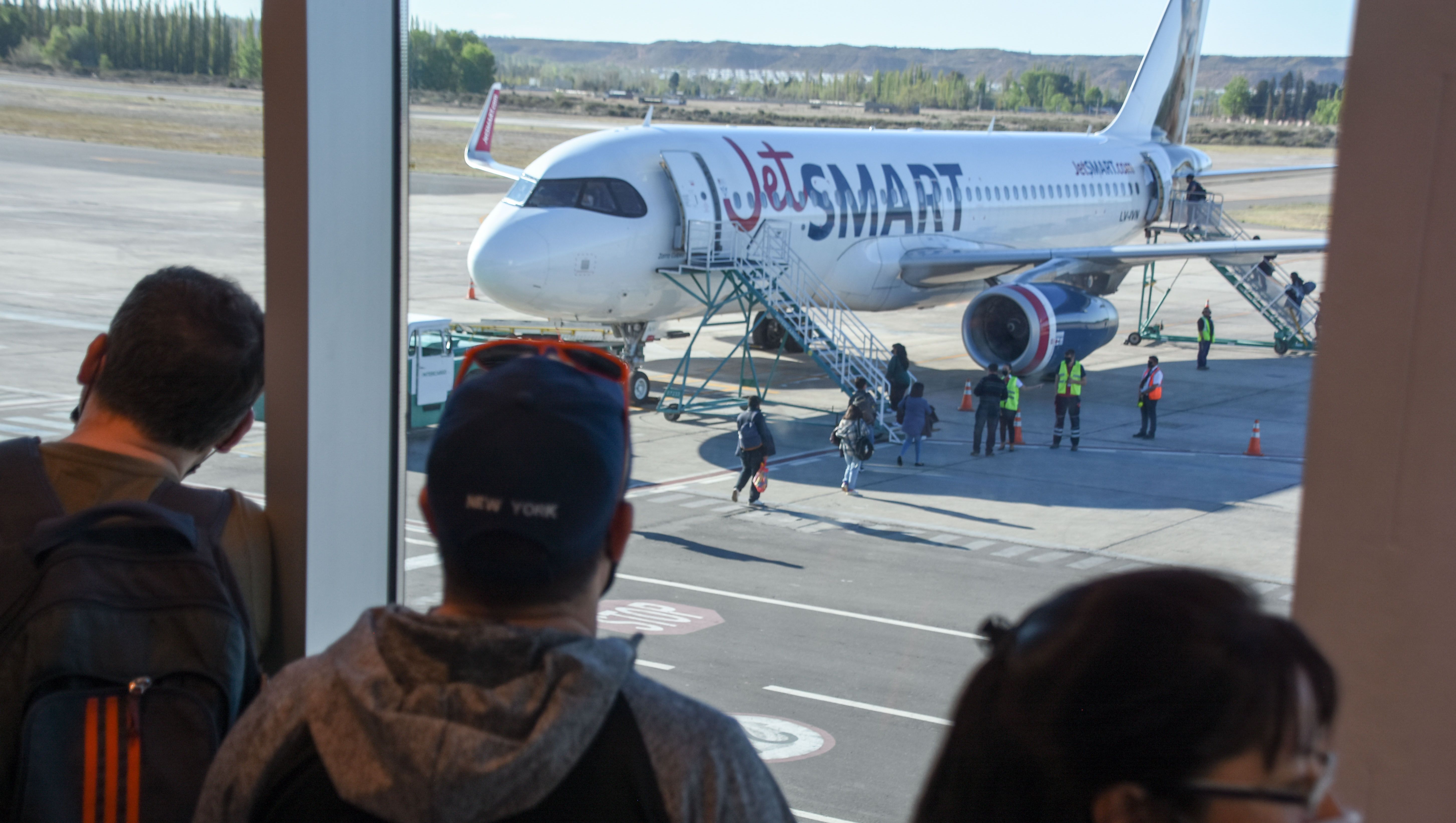 Controladores aéreos levantaron el paro y se normalizan los vuelos
