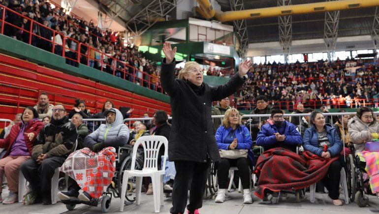 En imágenes, comenzó la fiesta de la fe en el Ruca Che con la sanadora Leda Bergonzi