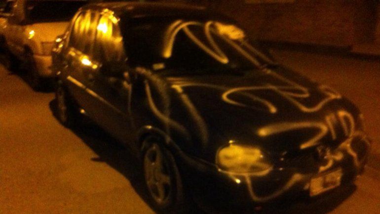 Vándalos pintaron con aerosol autos y casas en el San Pablo