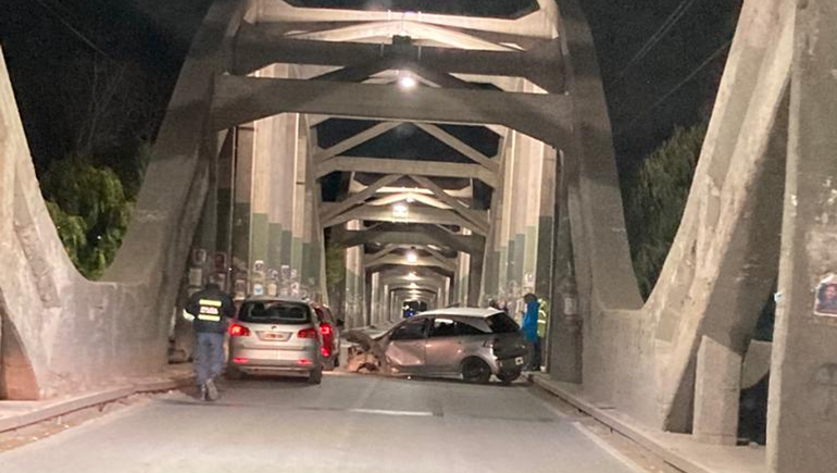 Tremendo accidente en el puente carretero: perdió hasta la rueda