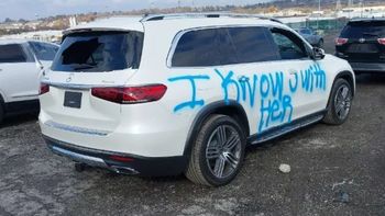 Vidrios rotos y un mensaje intimidante en la carrocería de este Mercedes-Benz GLS bastaron para que la aseguradora declarara al siniestro como destrucción total. Foto: IAA