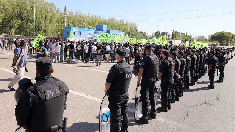 El escuadrón antipiquete evitó el corte de los puentes carreteros