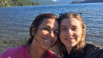 Marisa junto a su hija Laura. Ahora busca a otro familiar.