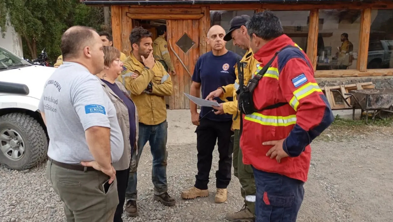 Brigadistas y personal de emergencias abocados hace más de 24 horas a los operativos en El Bolsón.