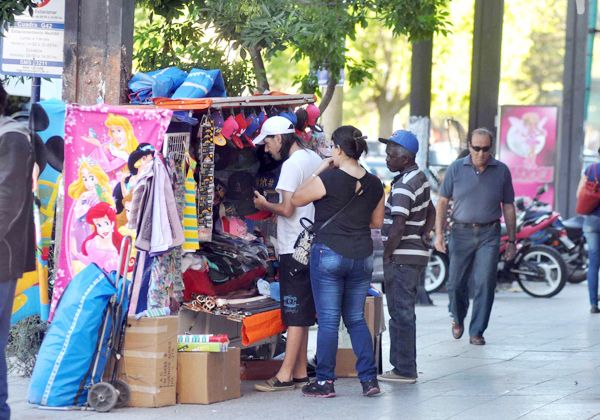 La venta ambulante tambi&eacute;n tiene una fuerte presencia en las calles de Cipolletti.&nbsp;
