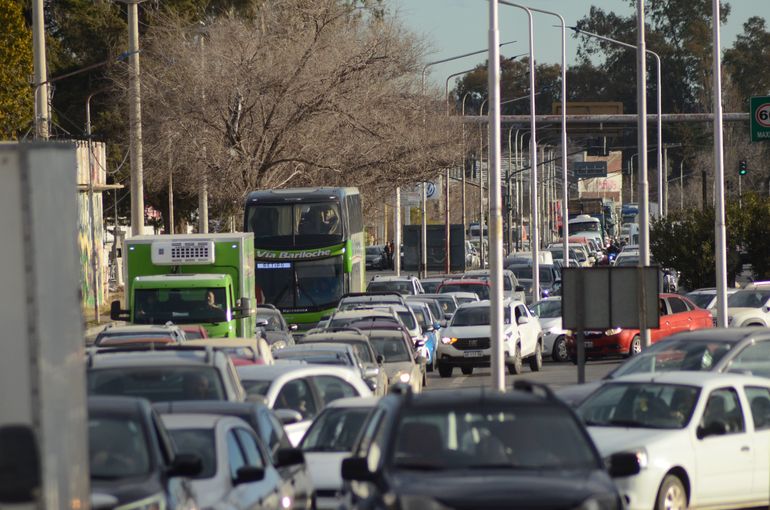 Demoras en los puentes carreteros: controles con foto de Luciana Muñoz en mano