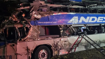 Un grave choque entre un colectivo y un camión dejó cuatro muertos y 20 heridos.