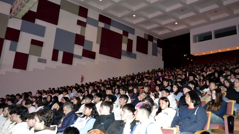 A sala llena, inició la jornada destinada a los jovenes de la ciudad y la región.
