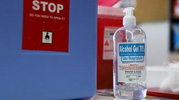 por obligacion, bancos les daran alcohol en gel a clientes