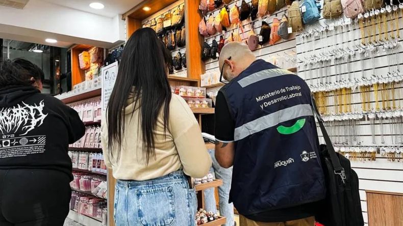 Una inspección de Trabajo detectó serias irregularidades en el bazar de tres pisos en Neuquén
