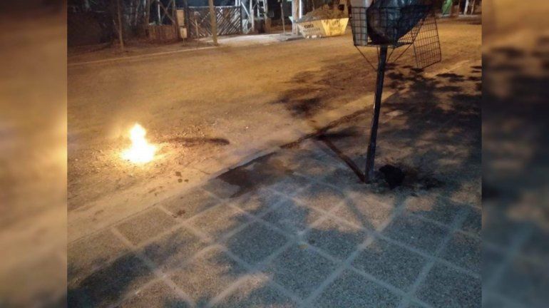 Le tiraron dos bombas molotov contra su casa y la ligó también una vecina