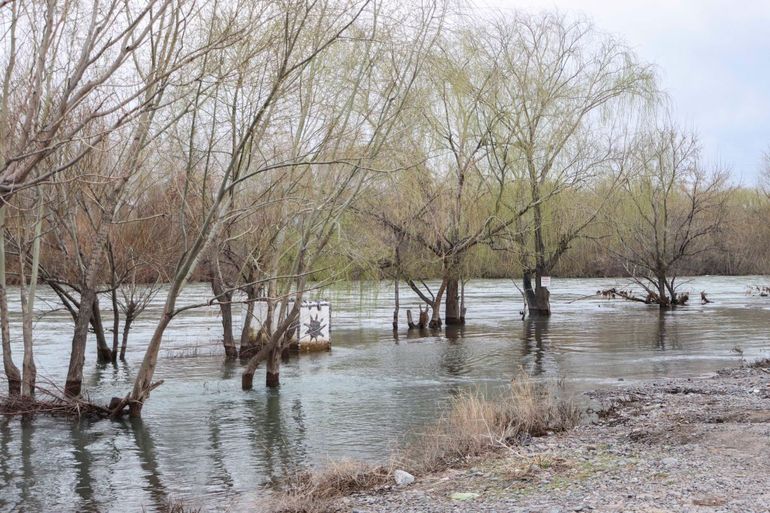 Notable bajante del río Neuquén, pero sería temporaria