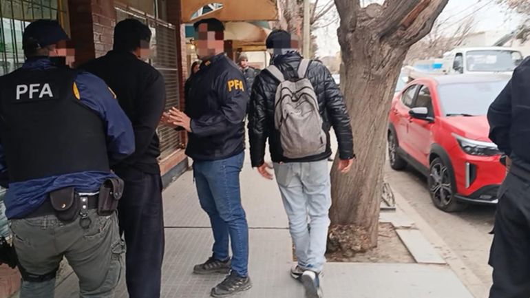 El sujeto fue atrapado a pesar de que intentó huir al ver a los uniformados de la Policía Federal.